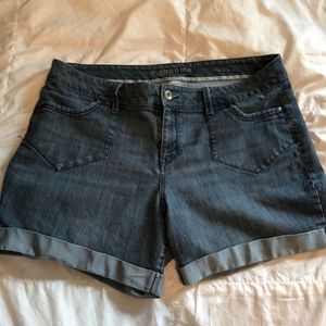 Jean shorts with pockets and cuffed hem